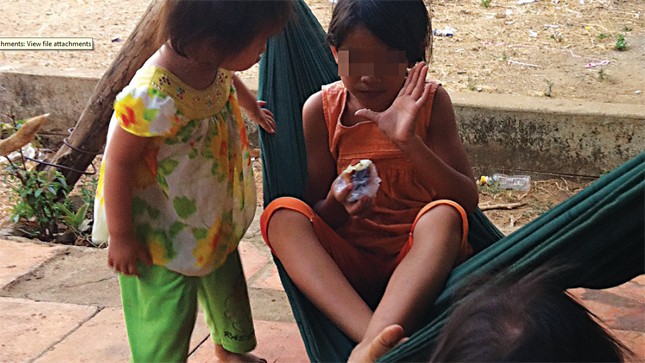 Nạn nhân (ngồi võng) vẫn còn hoảng loạn tinh thần